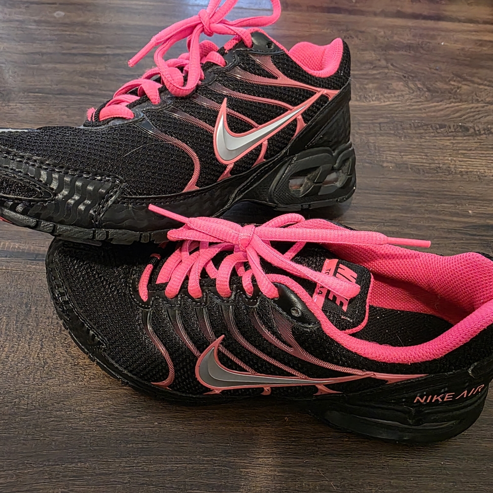 Nike Women's Black and Hot Pink Athletic Sneakers